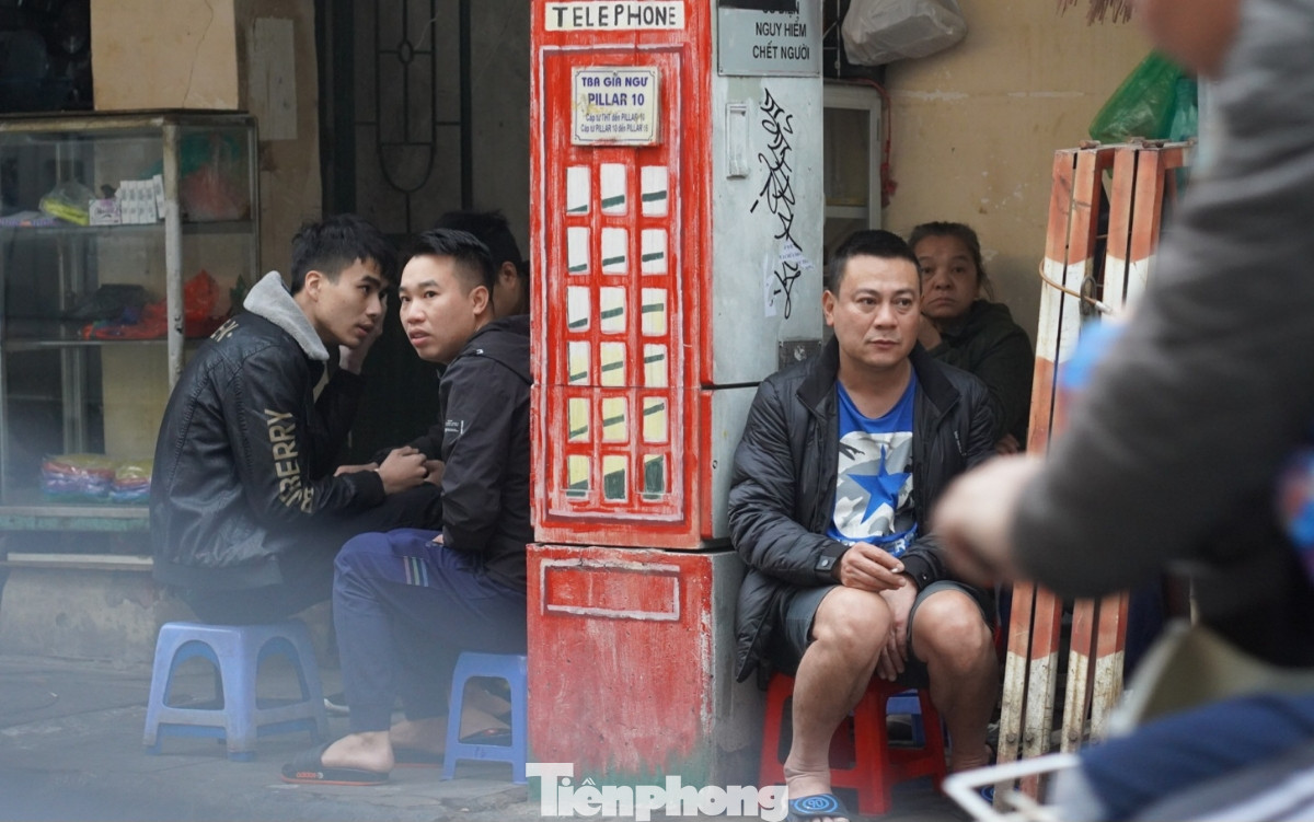 Một số người tạt vào quán nước ven đường, uống cốc trà nóng để xua đi chút giá lạnh.