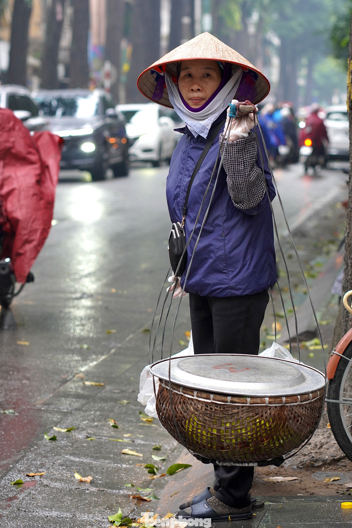 Một người lao động chia sẻ: " Tôi thường bắt đầu ngày làm việc từ 6h sáng, đi lấy hàng sau đó di chuyển khắp nơi để bán. Trời rét chỉ cần mặc ấm nhưng trời mưa thì dù có che chắn kĩ càng vẫn bị ướt và ngấm lạnh".