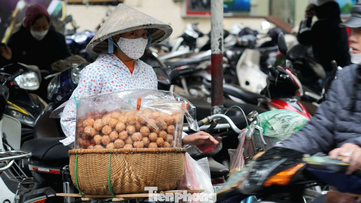Đặc thù của lao động đường phố là phải thường xuyên di chuyển, nhưng rét và mưa thế này khiến công việc mưu sinh của nhiều người gặp khó.