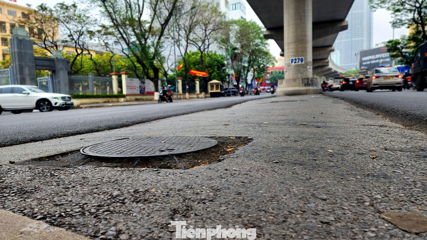 Những nắp hố kĩ thuật lồi lên cả 5 - 7cm so với bề mặt đường.
