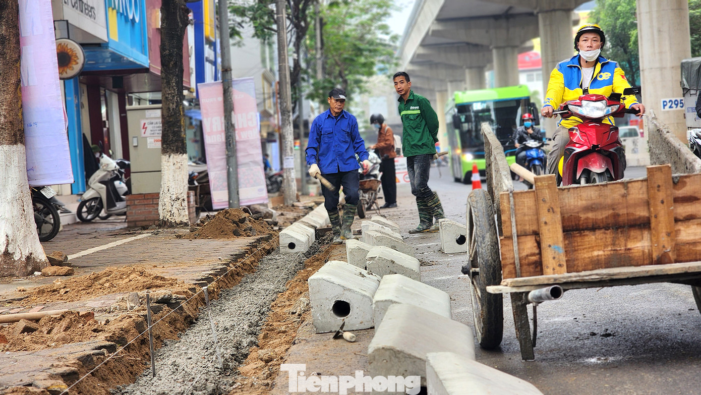Ngoài ra, trên đoạn đường này cũng đang rải rác thi công lát vỉa hè, phần vật liệu đất rơi vãi ngấm mưa cũng có thể khiến người tham gia giao thông trượt ngã nếu đi vào.