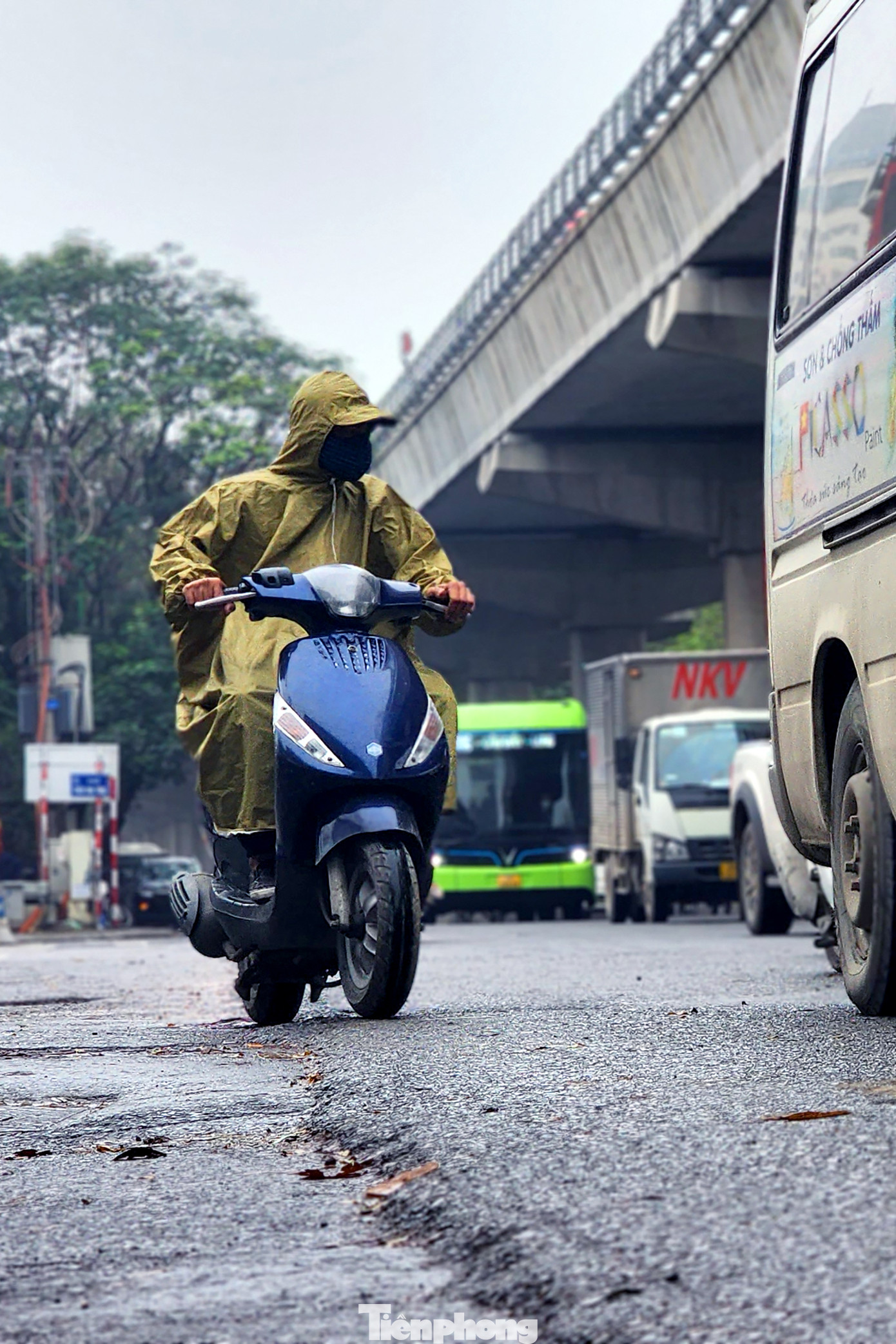 Không ít phương tiện đã phải "loạng choạng" cố gắng giữ thẳng lái thoát ra khỏi những hố này.