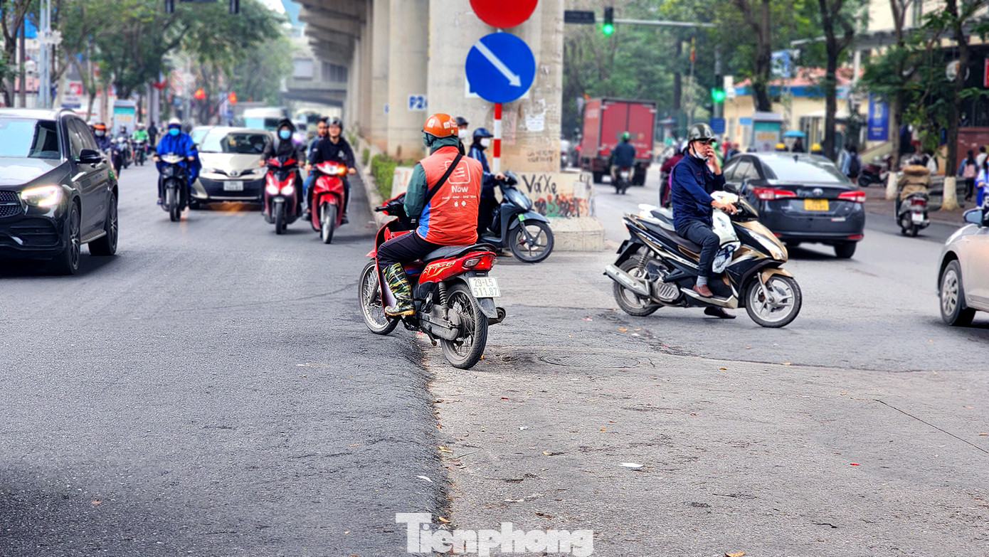 Từ thời điểm cuối năm 2022, đã có nhiều tuyến đường tại Hà Nội được chỉnh trang, cải tạo và sửa chữa, trong đó bao gồm cả việc trải thảm lại mặt đường. Tuy nhiên, theo ghi nhận thực tế của phóng viên báo Tiền Phong ngày 10/2, trên tuyến đường Xuân Thủy (quận Cầu Giấy, Hà Nội) sau khi được đơn vị thi công trải thảm lại mặt đường xuất hiện nhiều điểm gồ ghề, có khu vực mặt đường vá víu.