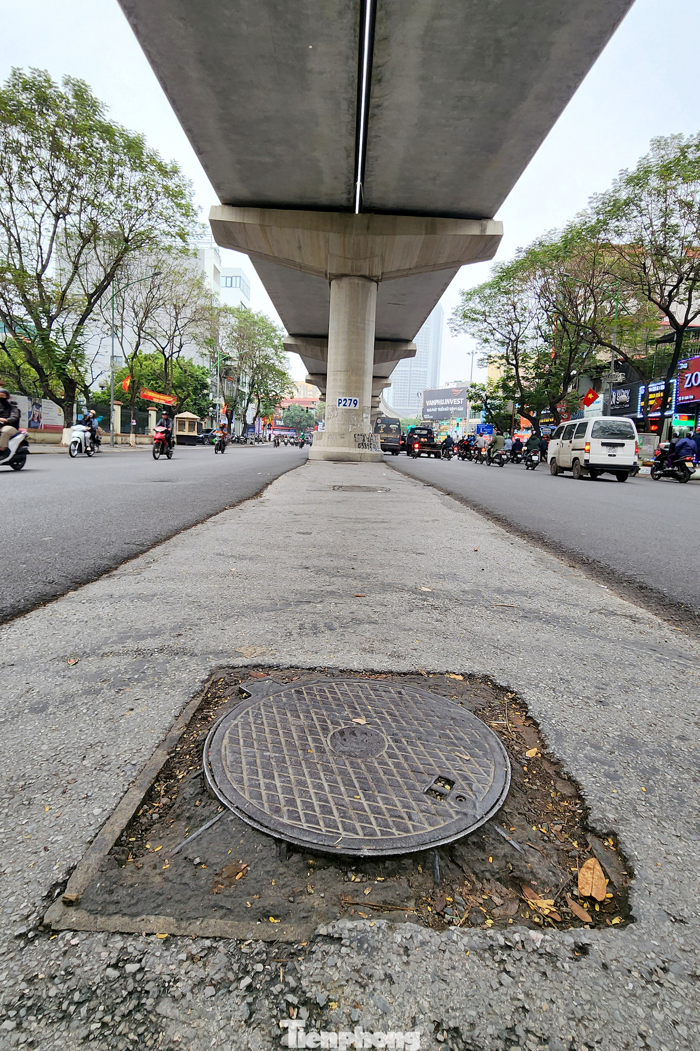 Hình ảnh phần cốt nền cũ, thấp lọt thỏm so với mặt đường mới.