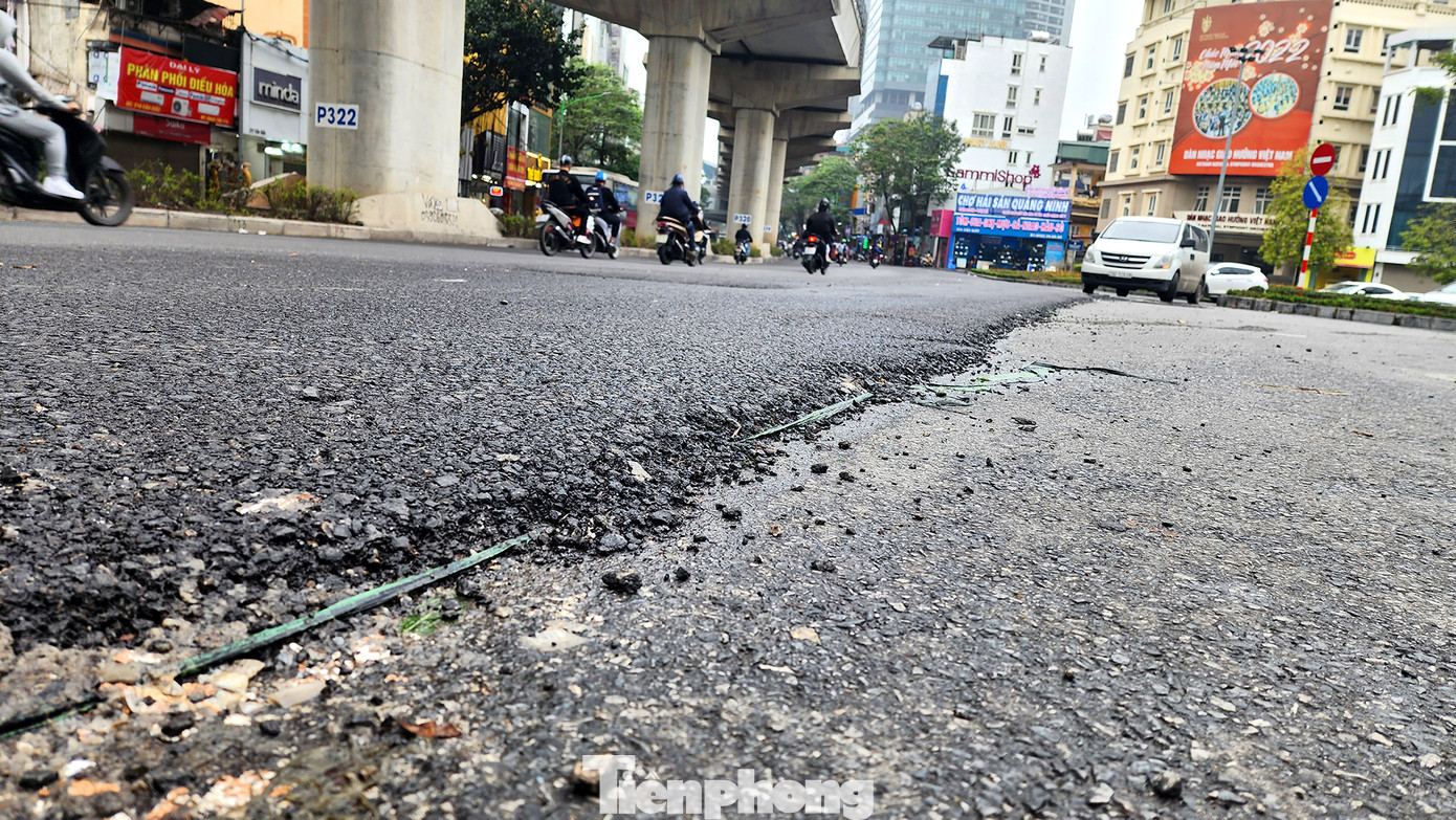 Phần mép trải lại hoàn thiện khá cẩu thả, có đoạn đã bắt đầu bị "tróc" phần rìa mép.