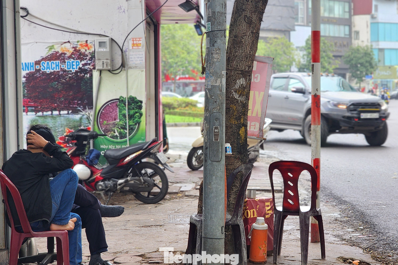 Một người sửa xe máy trên đoạn Xuân Thủy - Cầu Giấy chia sẻ: "Trong những ngày mưa gần đây, nhiều người đi đường bị trơn trượt và ngã tại chỗ gờ mặt đường cũ mới. Nhất là các nắp hố khi trời mưa, tầm quan sát giảm nên nhiều người không nhìn thấy để tránh kịp".