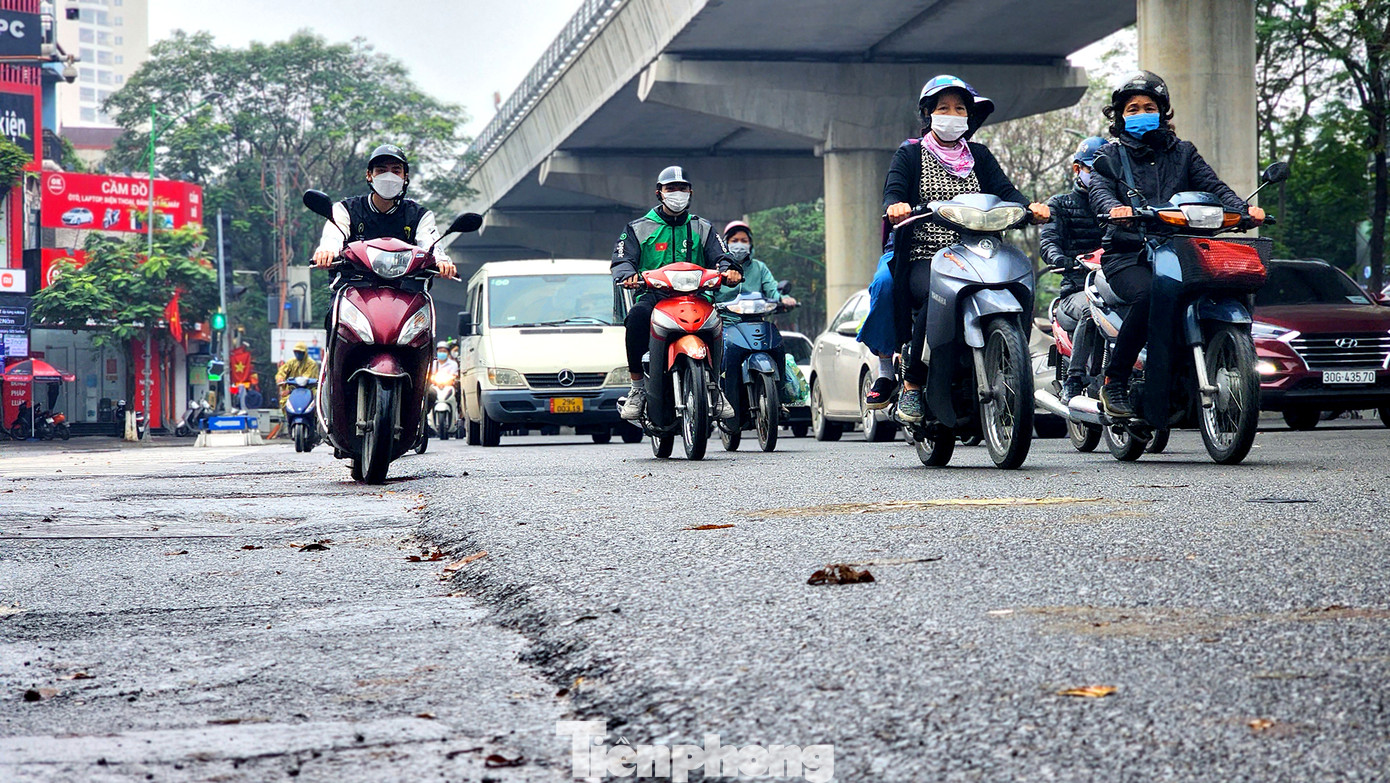 Đường ướt khiến các phương tiện thường xuyên mất lái.