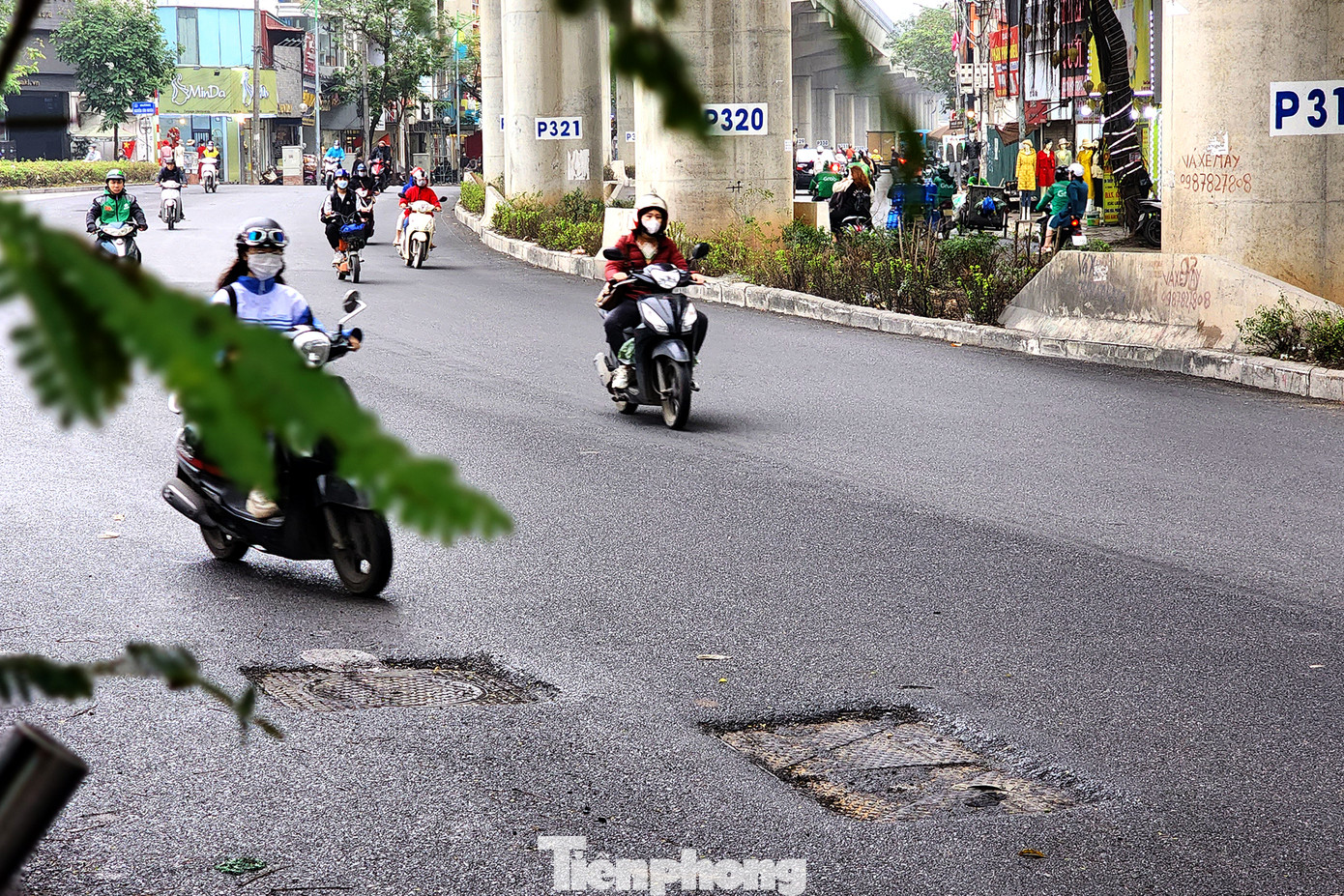 Không hiếm gặp các hộp kĩ thuật lọt thỏm trên đoạn đường này.