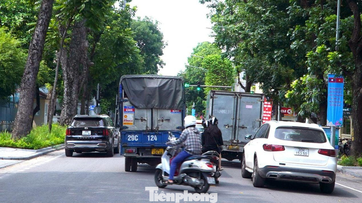 Các xe ô tô vẫn lưu thông theo thói quen, lấn hoàn toàn hướng đường ngược lại.