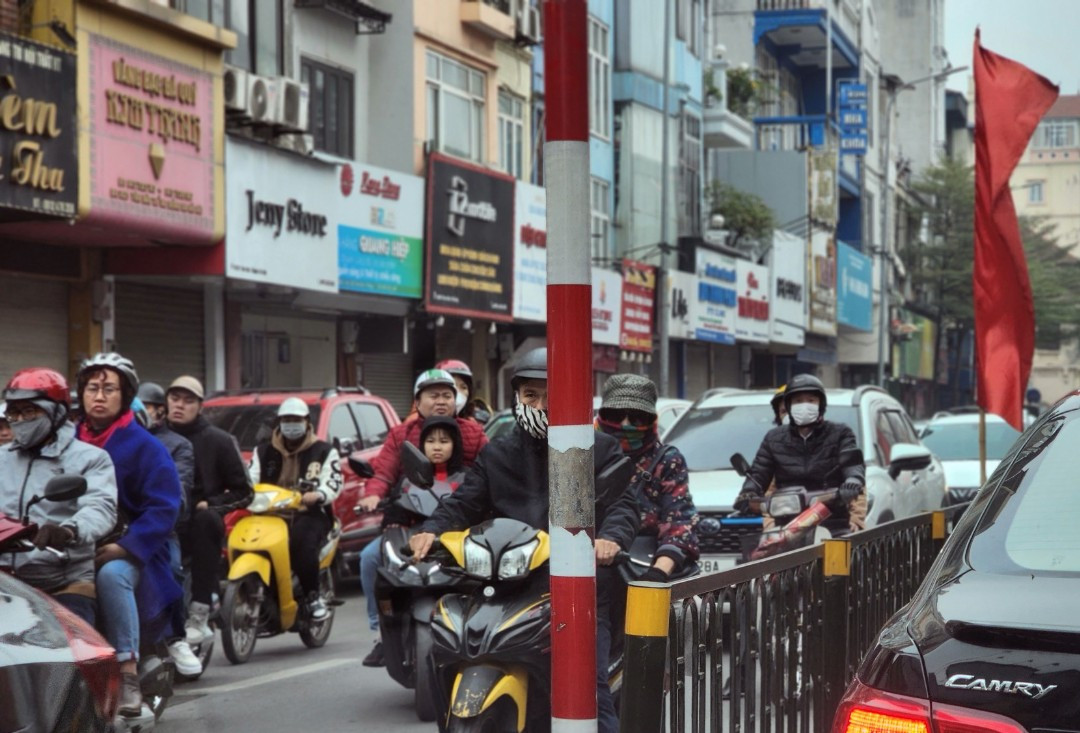 Áp lực giao thông đè nén lên cả 2 chiều đường. Áp lực giao thông đè nén lên cả 2 chiều đường.