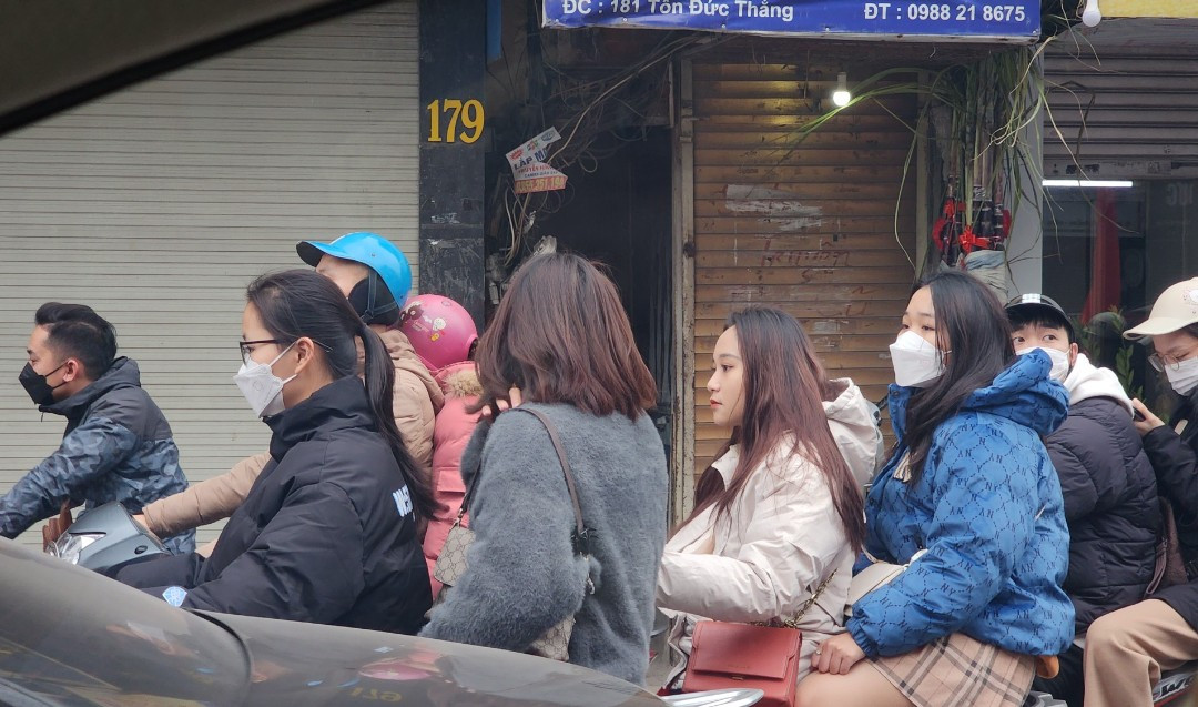 Người dân du xuân đi xe máy ngán ngẩm đứng chờ nhích từng đoạn một. Người dân du xuân đi xe máy ngán ngẩm đứng chờ nhích từng đoạn một.