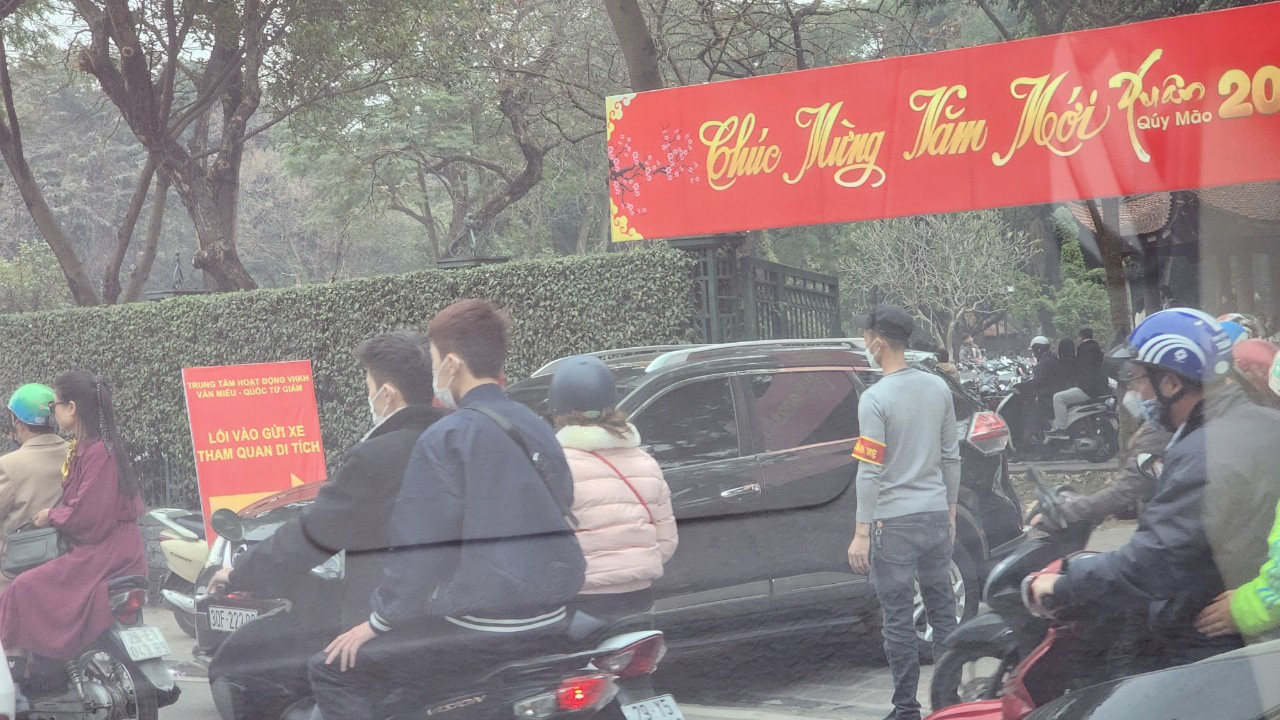 Mặt bên phố Văn Miếu do đông xe tới, nhiều người dân đang loay hoay gặp khó khi tìm nơi đỗ, gửi xe. Mặt bên phố Văn Miếu do đông xe tới, nhiều người dân đang loay hoay gặp khó khi tìm nơi đỗ, gửi xe.