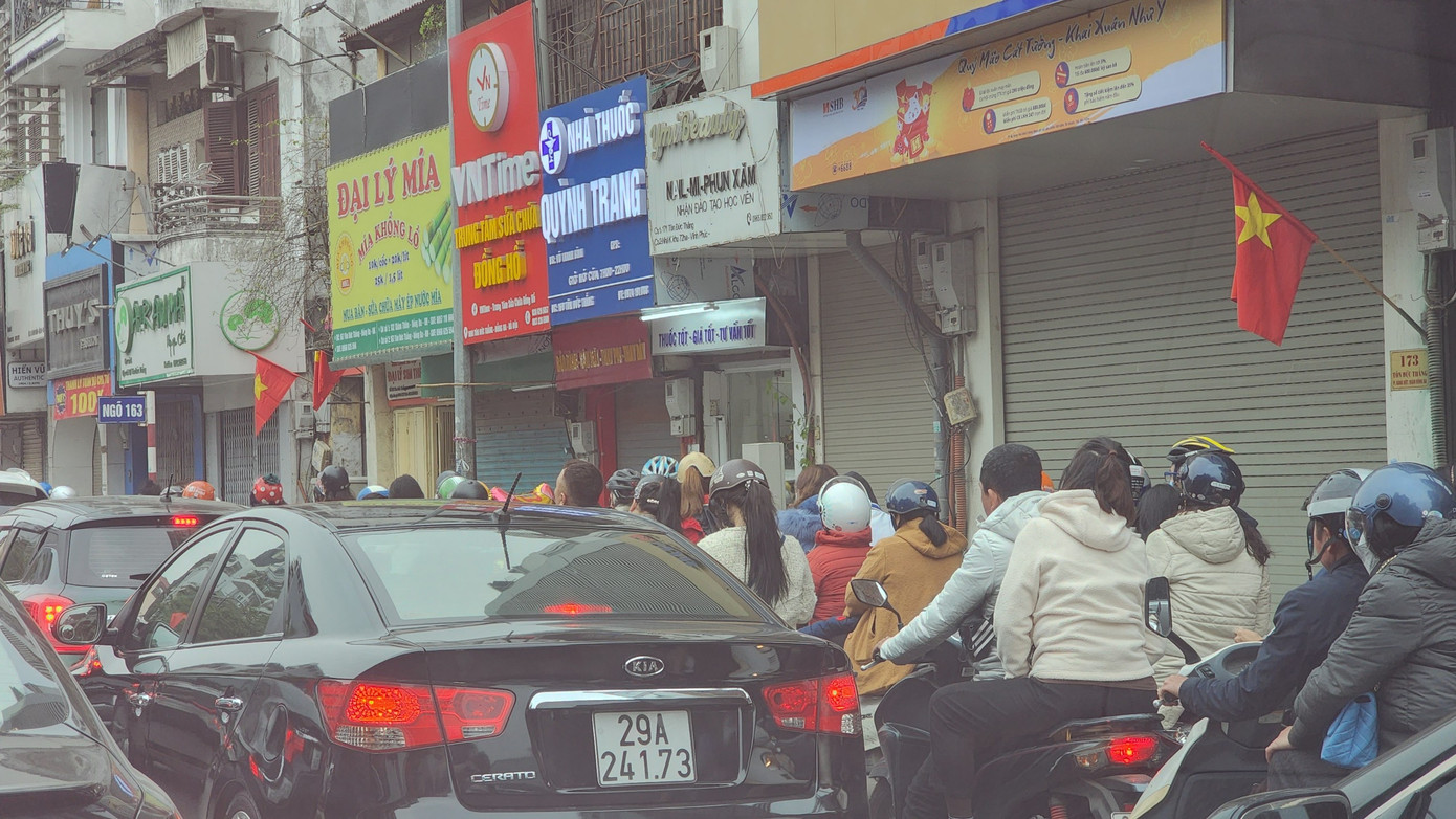 Xe cộ chen chúc kéo dài. Xe cộ chen chúc kéo dài.