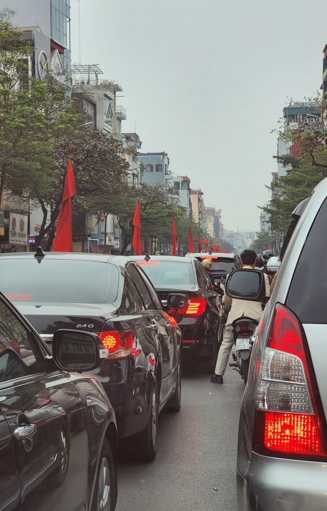 Tới lúc 15h đoạn đường có áp lực phương tiện tăng mạnh với hàng dài ô tô đứng "chôn chân". Ô tô tắc nghẽn đứng hai hàng, các phương tiện khác di chuyển bằng hình thức "điền vào chỗ trống". Tới lúc 15h đoạn đường có áp lực phương tiện tăng mạnh với hàng dài ô tô đứng "chôn chân". Ô tô tắc nghẽn đứng hai hàng, các phương tiện khác di chuyển bằng hình thức "điền vào chỗ trống".