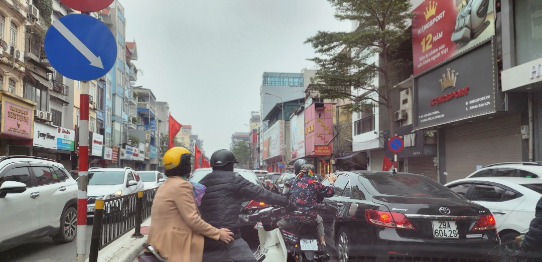 Một lái xe ô tô chia sẻ: "Tôi định hướng đi lên khi Văn Miếu để xin chữ đầu năm, nhưng đã gần 20 phút rồi vẫn đứng chôn chân ở đoạn rào mở này. Cứ có khoảng trống là xe chiều bên kia lại lấn qua". Một lái xe ô tô chia sẻ: "Tôi định hướng đi lên khi Văn Miếu để xin chữ đầu năm, nhưng đã gần 20 phút rồi vẫn đứng chôn chân ở đoạn rào mở này. Cứ có khoảng trống là xe chiều bên kia lại lấn qua".