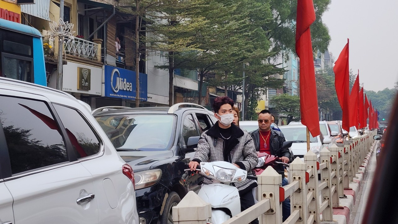 Tuy mùng 1 hàng năm đều có diễn biến áp lực giao thông tăng đột biến tại khu vực này nhưng chưa năm nào có hiện tượng tắc cứng cục bộ như vậy. Tuy mùng 1 hàng năm đều có diễn biến áp lực giao thông tăng đột biến tại khu vực này nhưng chưa năm nào có hiện tượng tắc cứng cục bộ như vậy.