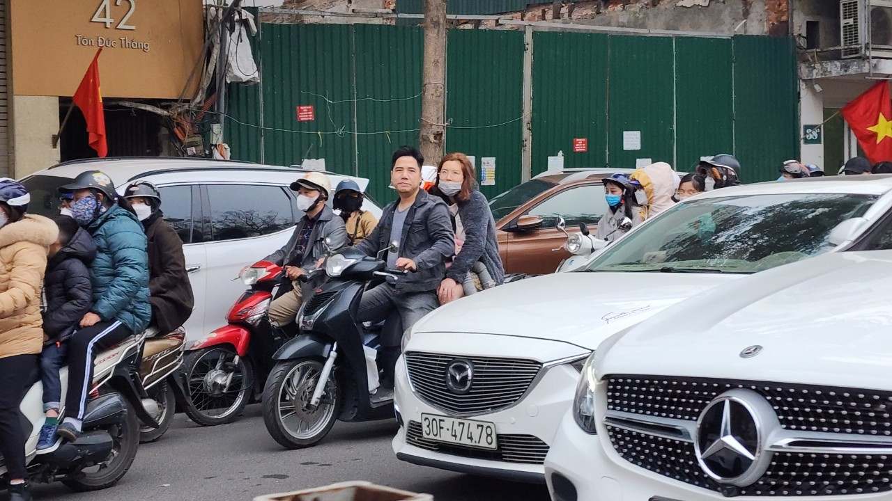 Giao thông đông đúc phía phố Nguyễn Thái Học, tuy đông đúc nhưng người dân có thể di chuyển chậm rãi. Giao thông đông đúc phía phố Nguyễn Thái Học, tuy đông đúc nhưng người dân có thể di chuyển chậm rãi.