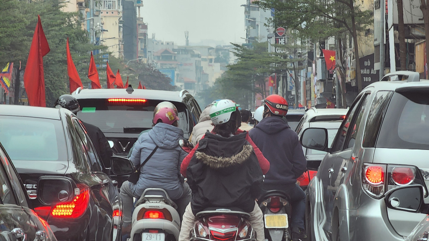 Cảnh tiến thoái lưỡng nan này kéo dài cả km cho tới tận đoạn giao với phố Nguyễn Thái Học. Cảnh tiến thoái lưỡng nan này kéo dài cả km cho tới tận đoạn giao với phố Nguyễn Thái Học.