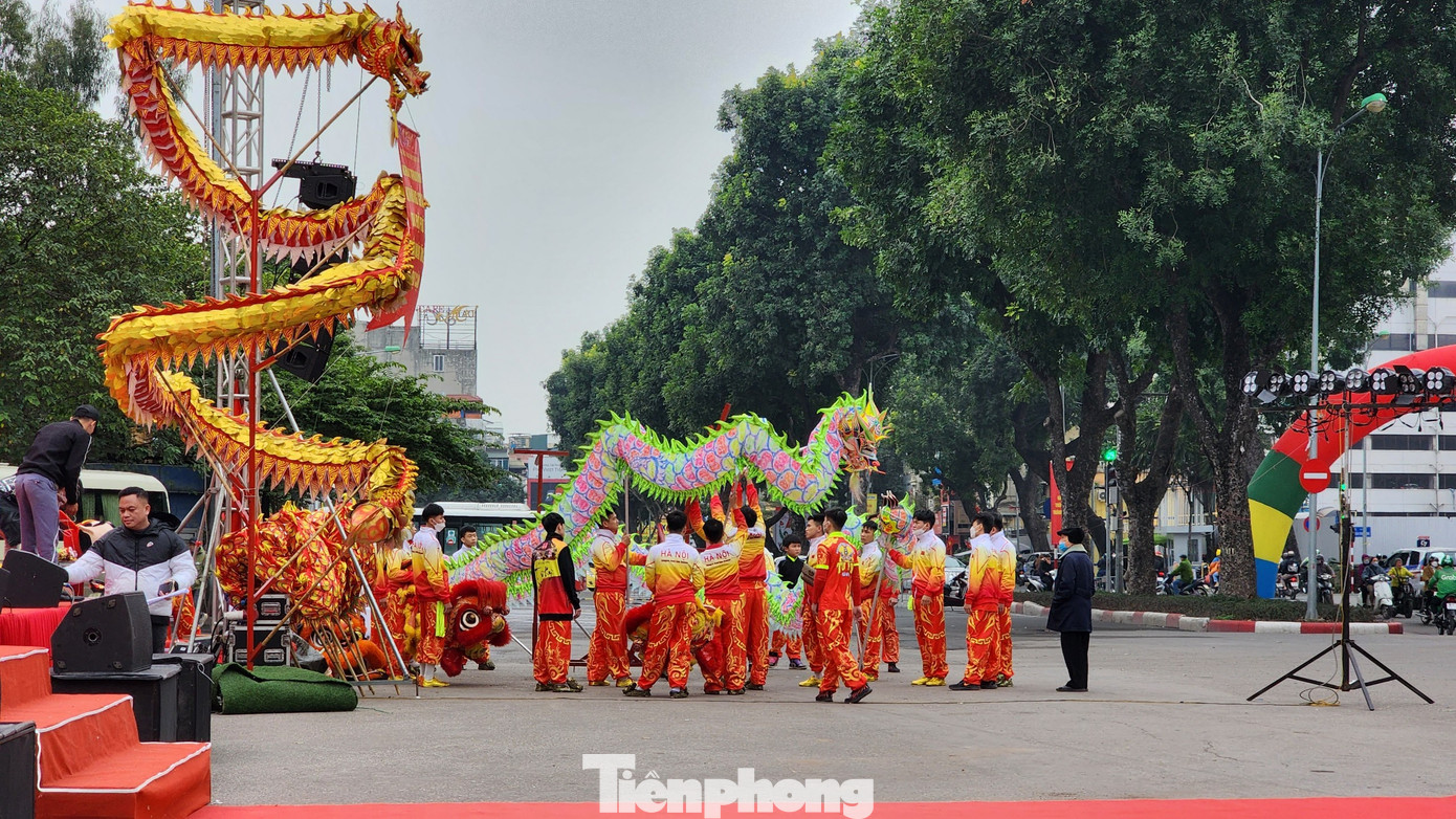 Đội múa Lân Sư hăng say chuẩn bị cho buổi diễn khai mạc tối 30/12