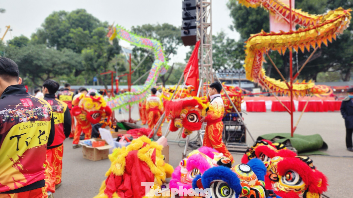 Không khí nhộn nhịp tại khu vực cổng chính của công viên Thống Nhất. Sân khấu biểu diễn và các đội văn nghệ rộn ràng tập luyện.