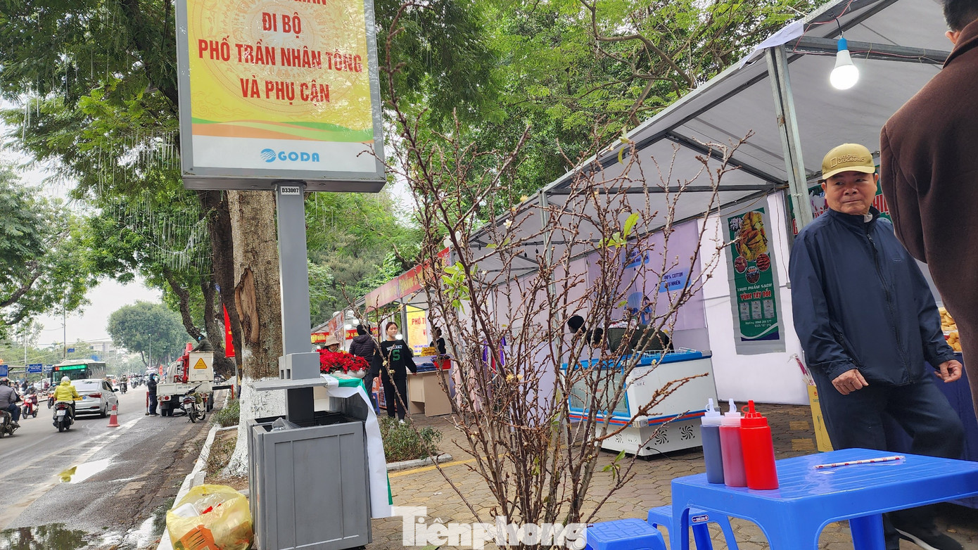 Phía bên khu vực hồ Thiền Quang cũng đã hoàn chỉnh các gian hàng. Tới thời điểm này đã có đông đảo người dân háo hức tới sớm để tham quan.