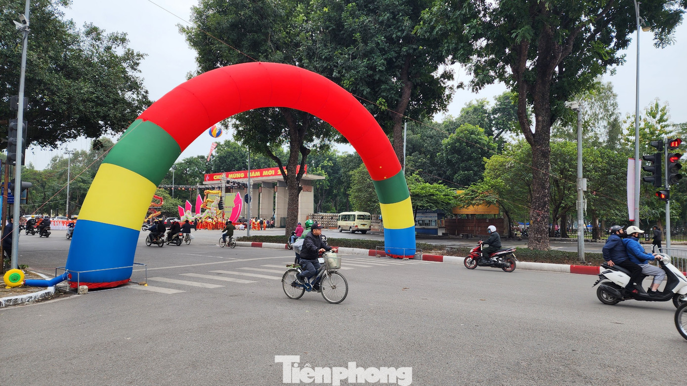 Góc nhìn cổng lớn Công viên Thống Nhất từ hướng phố Trần Bình Trọng.