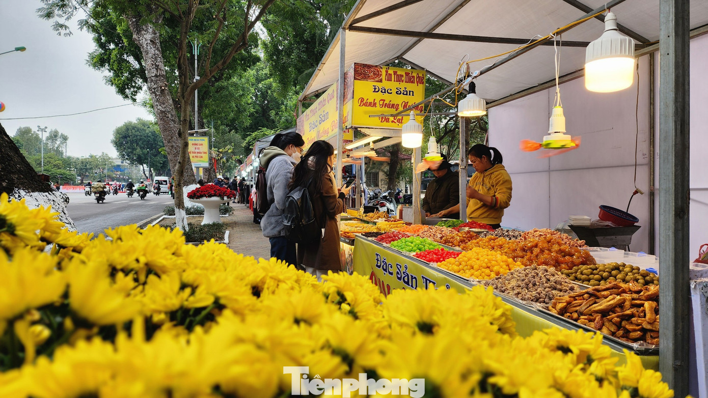 Trở qua phía bên mặt công viên Thống Nhất khu vực đã hạ rào, công tác khẩn trương nước rút trước giờ "G" đang diễn ra đồng loạt tại nhiều điểm.