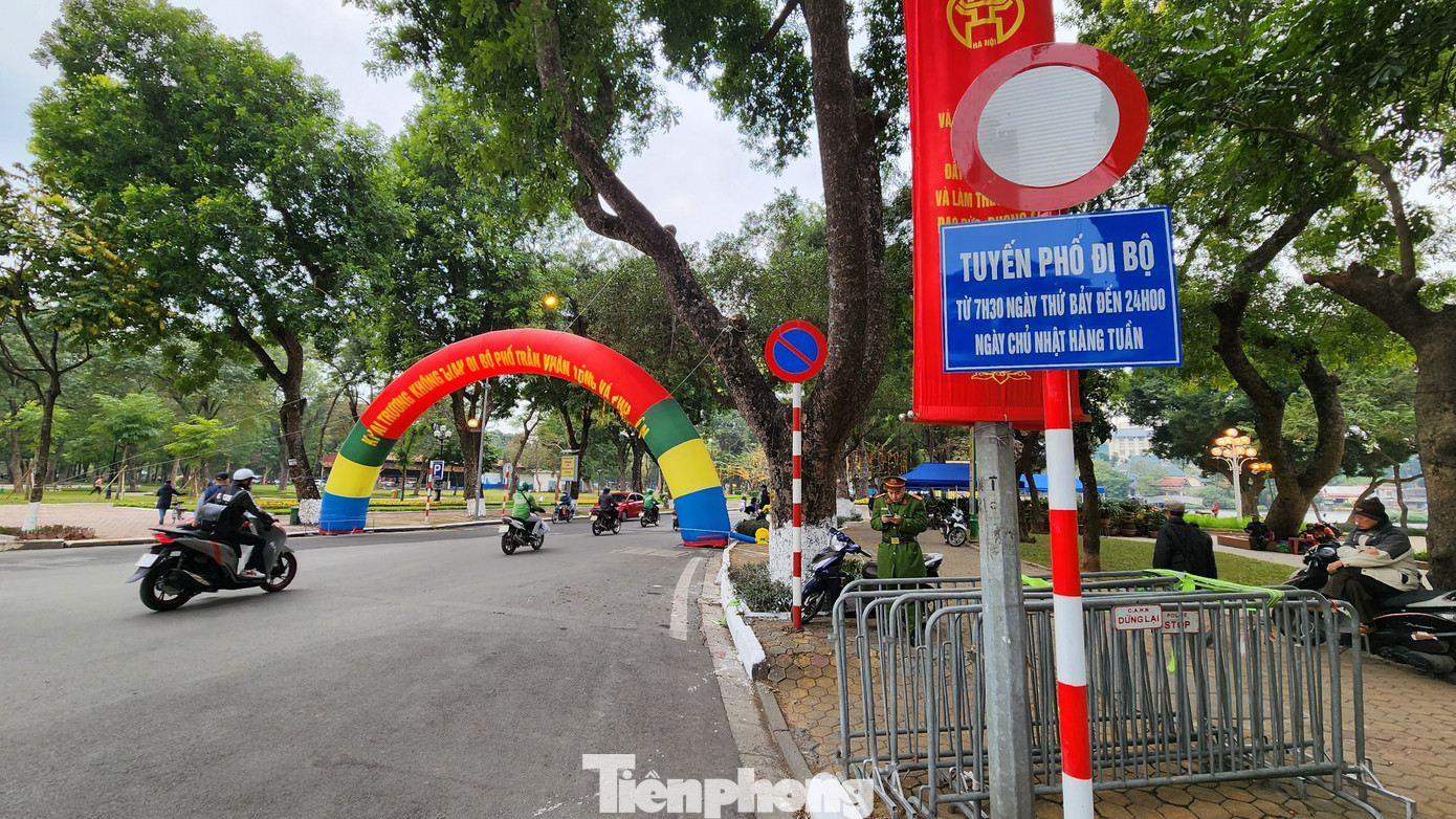 Khu vực cổng chào đã được dựng lên gọn gàng. Với sự có mặt sẵn sàng của lực lượng chức năng hỗ trợ.