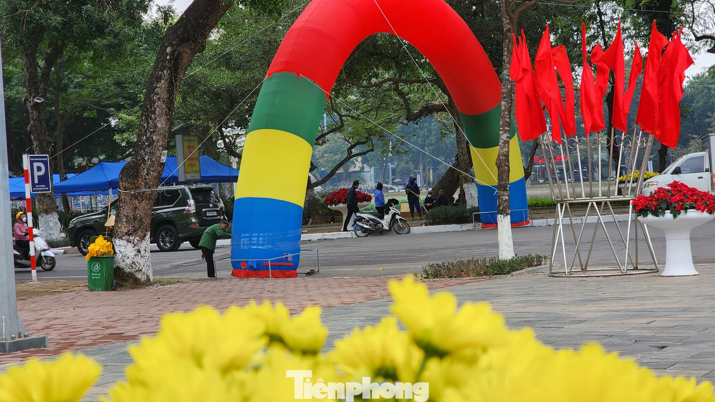 Góc nhìn cổng chào từ hướng tượng đài Công an Nhân dân.