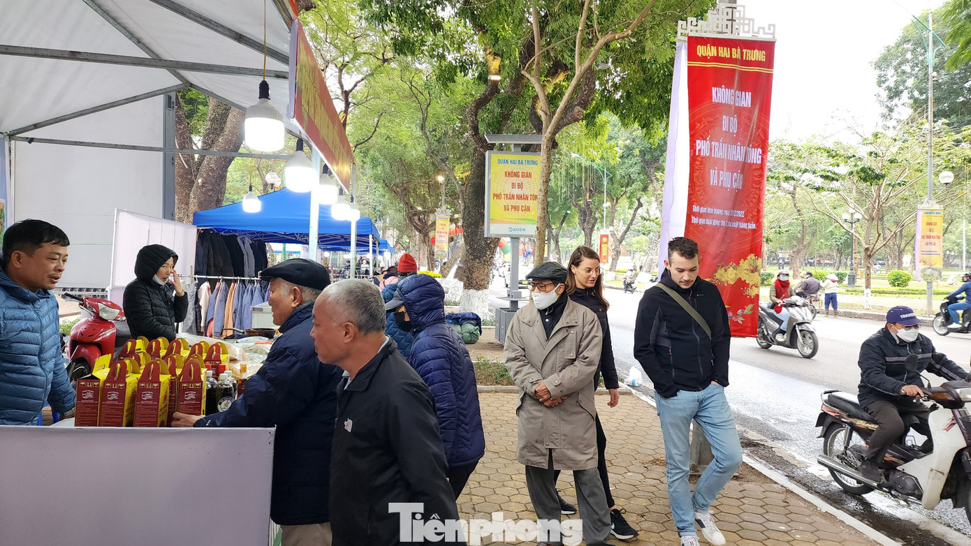 Các gian hàng bắt đầu đông khách vãng lai, thu hút cả du khách nước ngoài dạo qua tham quan.