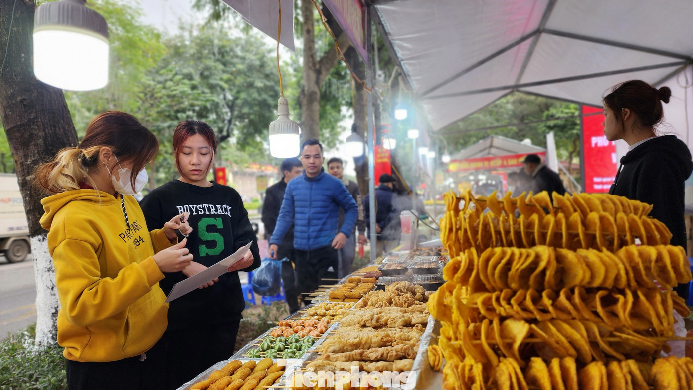 Đặc biệt thu hút trong tiết trời đông rét là không gian hàng ẩm thực, thơm nức với khói bay nghi ngút.
