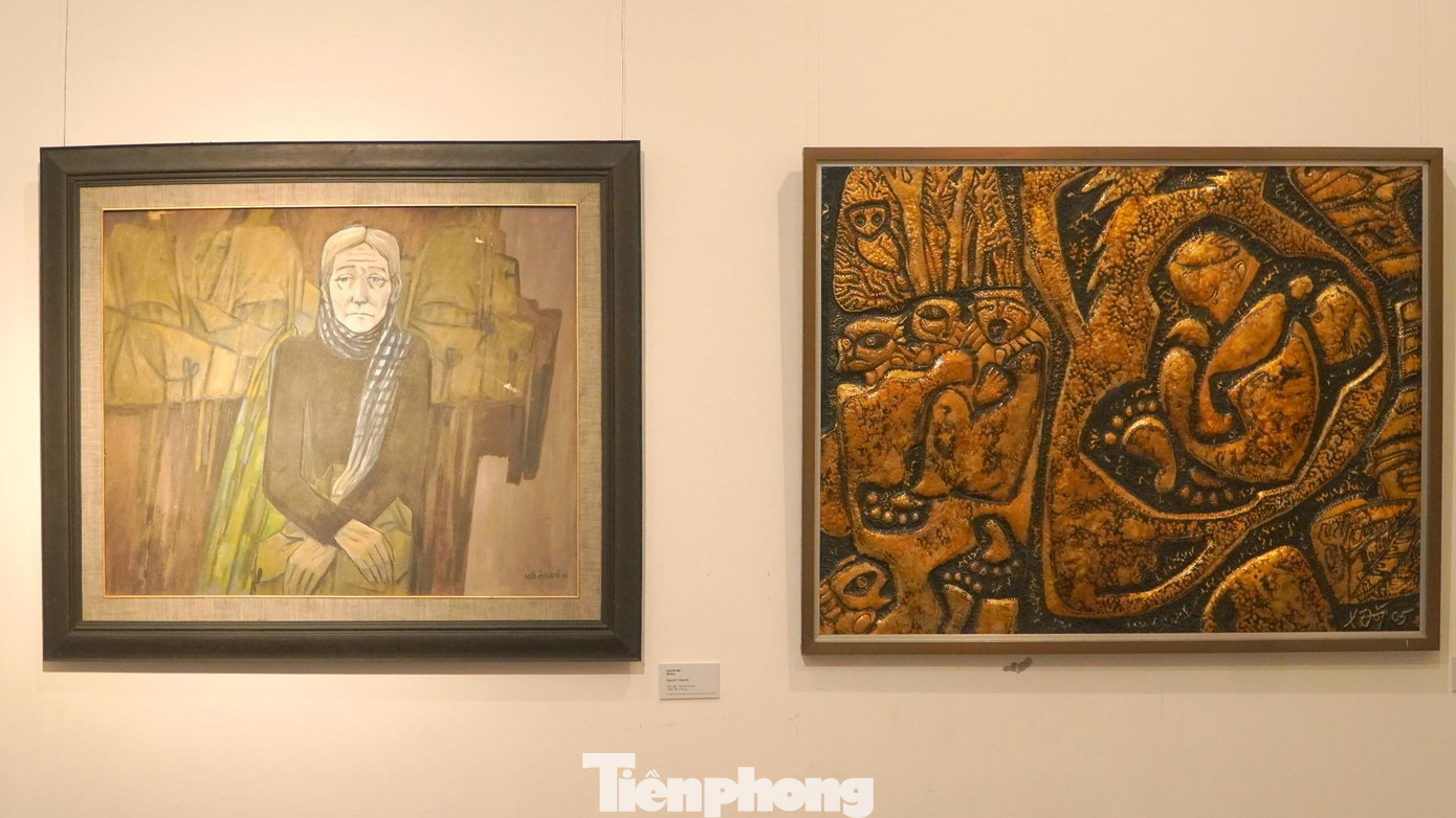 Tranh về chủ đề Mẹ. Dù trong cuộc chiến nào, kí ức nào thì hình ảnh về sự tần tảo, hi sinh của những người mẹ luôn được khắc sâu trong tâm thức. Tác phẩm Người Mẹ - Tác giả Nguyễn Công Độ - Tranh Sơn dầu (trái). Tác phẩm DIOXIN - Tác giả Nguyễn Xuân Đông - Gò đồng (phải). Tranh về chủ đề Mẹ. Dù trong cuộc chiến nào, kí ức nào thì hình ảnh về sự tần tảo, hi sinh của những người mẹ luôn được khắc sâu trong tâm thức. Tác phẩm Người Mẹ - Tác giả Nguyễn Công Độ - Tranh Sơn dầu (trái). Tác phẩm DIOXIN - Tác giả Nguyễn Xuân Đông - Gò đồng (phải).