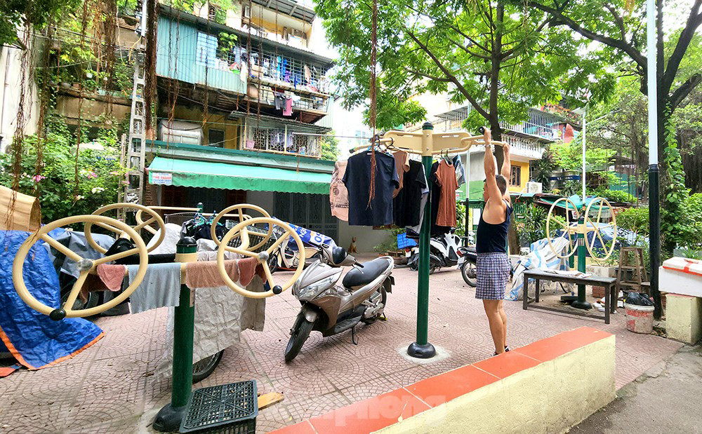 Ông P.V.T người dân sinh sống tại khu nhà này cho biết: 'Việc lấn chiếm, sử dụng lộn xộn khu vực sân chơi này chủ yếu là do các hộ dân ở dưới tầng một, họ không có sân phơi, nên theo thói quen lâu năm họ nghiễm nhiên sử dụng không gian trước nhà để phơi phóng. Cũng có nhiều cửa hàng thì lấy sân chơi làm chỗ đỗ xe cho khách. Người dân trên tầng thì cũng để xe ngay ở sân cho tiện đi lại'. Ông T cũng chia sẻ: 'Cảnh nhếch nhác nhưng cũng phải chịu thôi, toàn xóm giềng cả. Tôi nhìn đồ phơi là biết của nhà nào. Muốn sử dụng thì chịu khó dồn đồ ra một bên vậy...'