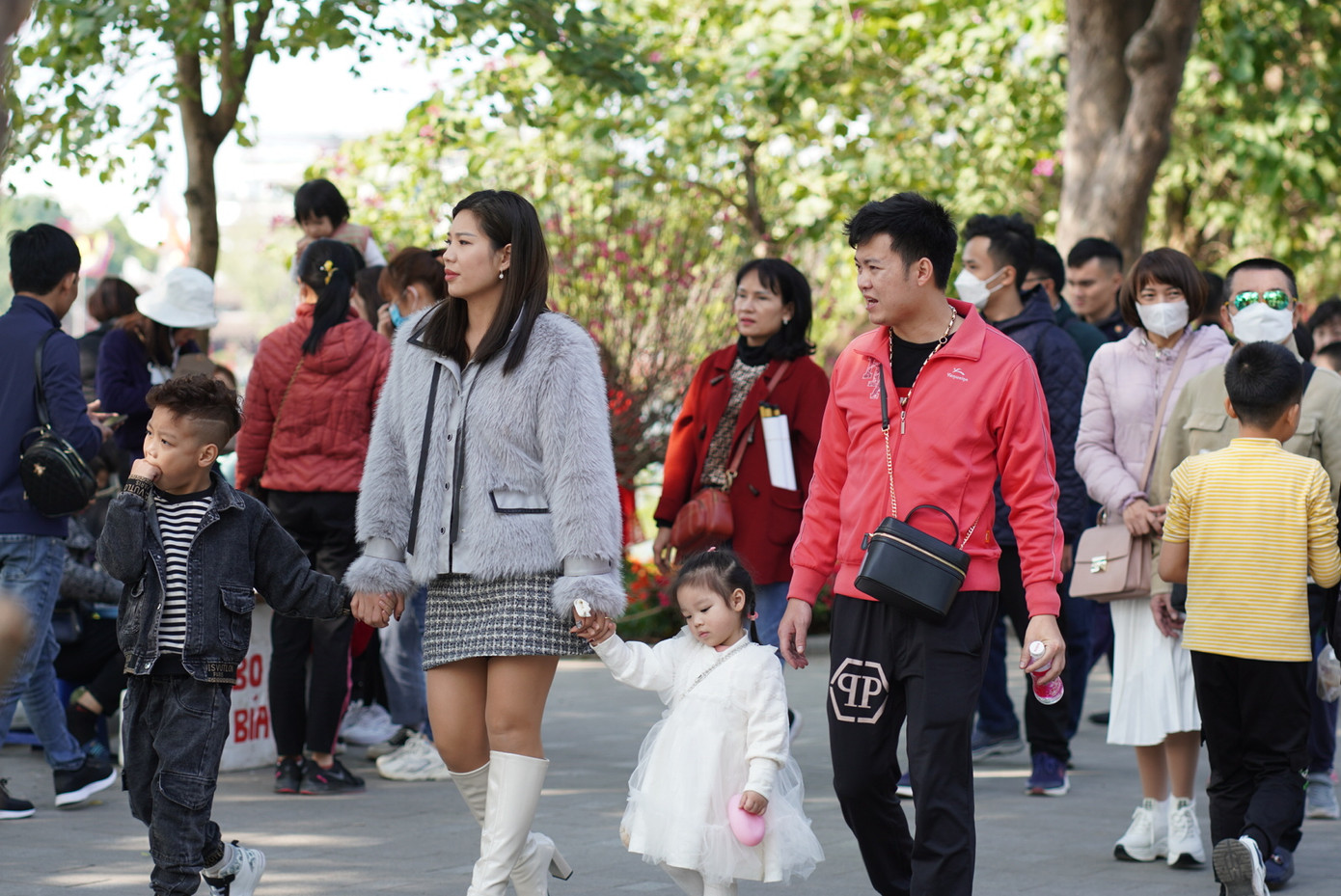 Không hiếm gặp các gia đình nhỏ dạo bước tại không gian này.