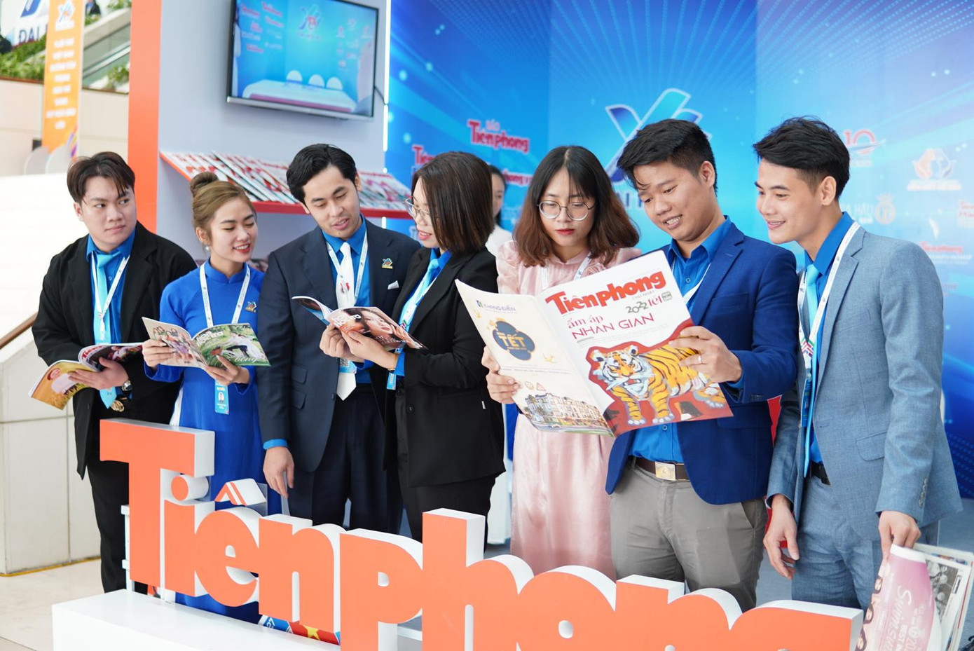 Đoàn đại biểu chụp ảnh kỷ niệm cùng ấn phẩm Báo Tiền Phong.