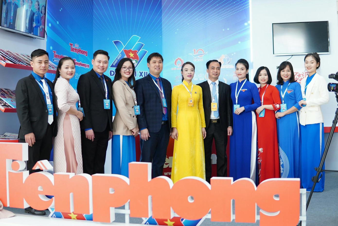 Đặc biệt thu hút các đại biểu là không gian studio. Các đại biểu hào hứng thử vai trò người dẫn chương trình của TienPhongTV.