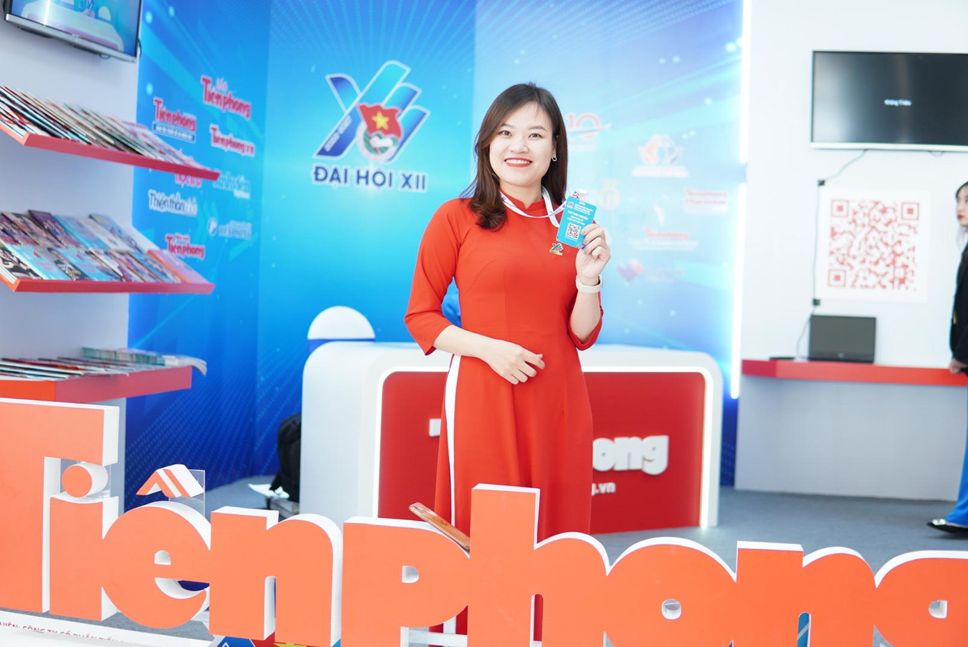 Đại biểu Hải Yến và nhiều đoàn viên khác tranh thủ chụp ảnh lưu giữ kỷ niệm tại kỳ Đại hội Đoàn lần này.