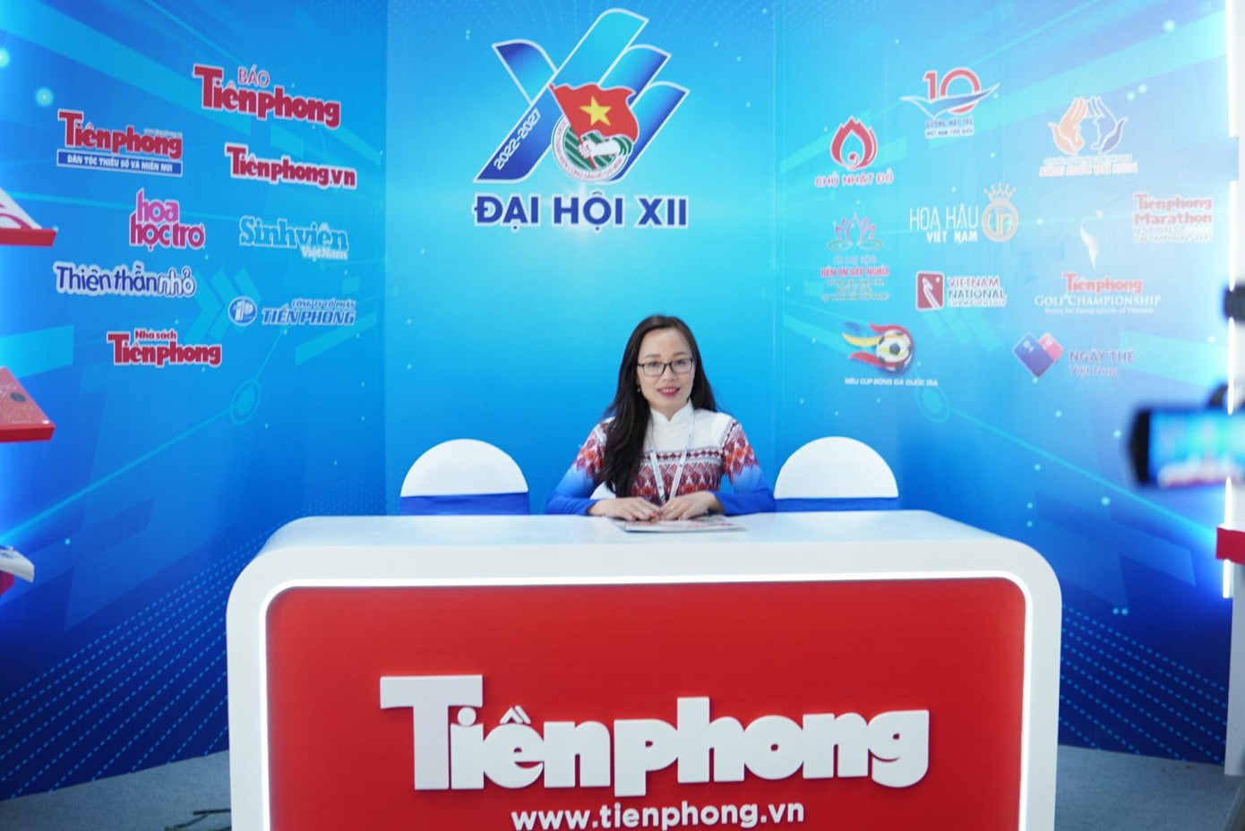 Đại biểu đoàn Hà Giang chia sẻ: &quot;Tôi rất ấn tượng với không gian này, tại gian trưng bày của Báo Tiền Phong tôi đã có được những trải nghiệm của sự trẻ trung, năng động và thật mới mẻ, công nghệ hiện đại&quot;.