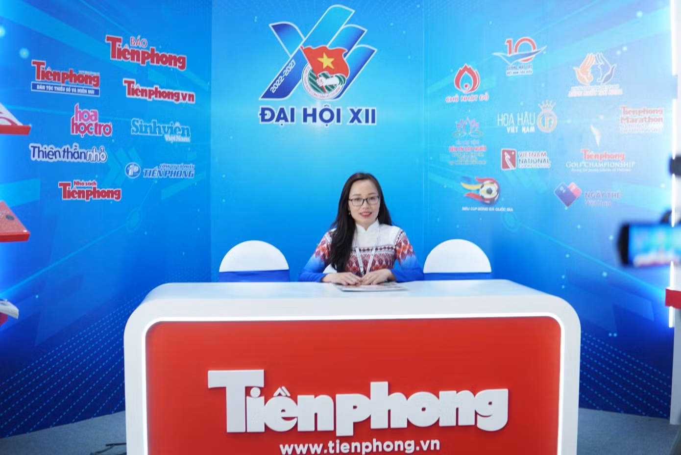 Đại biểu đoàn Hà Giang chia sẻ: "Tôi rất ấn tượng với không gian này, tại gian trưng bày của Báo Tiền Phong tôi đã có được những trải nghiệm của sự trẻ trung, năng động và thật mới mẻ, công nghệ hiện đại".