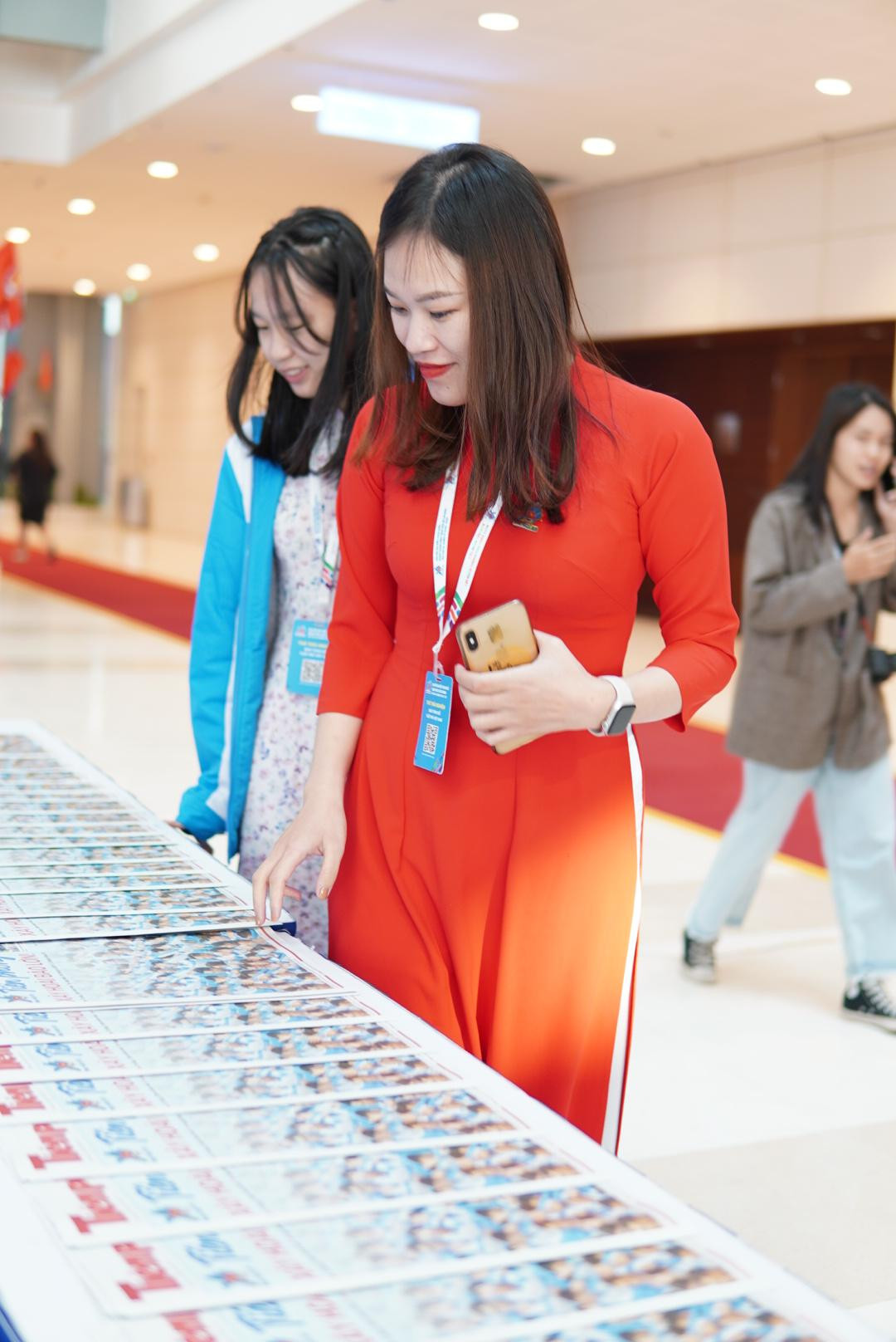 Gian trưng bày thu hút nhiều đại biểu tham quan, dừng lại đọc.