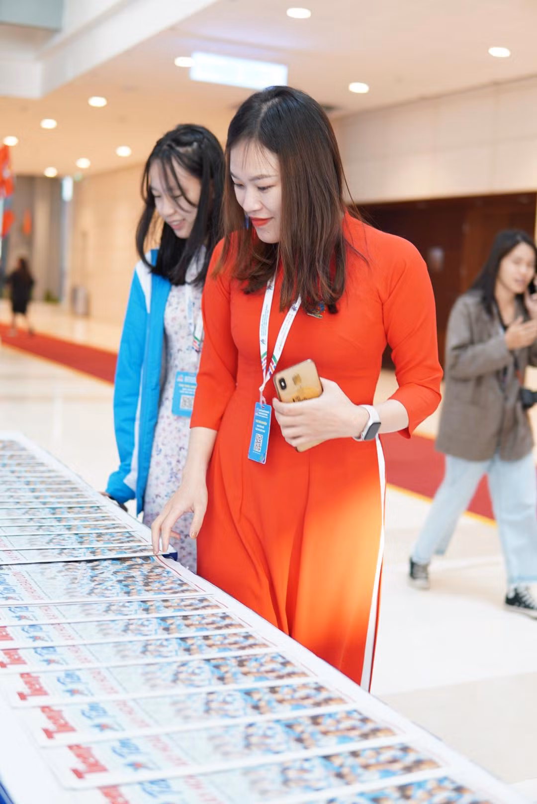 Gian trưng bày thu hút nhiều đại biểu tham quan, dừng lại đọc.