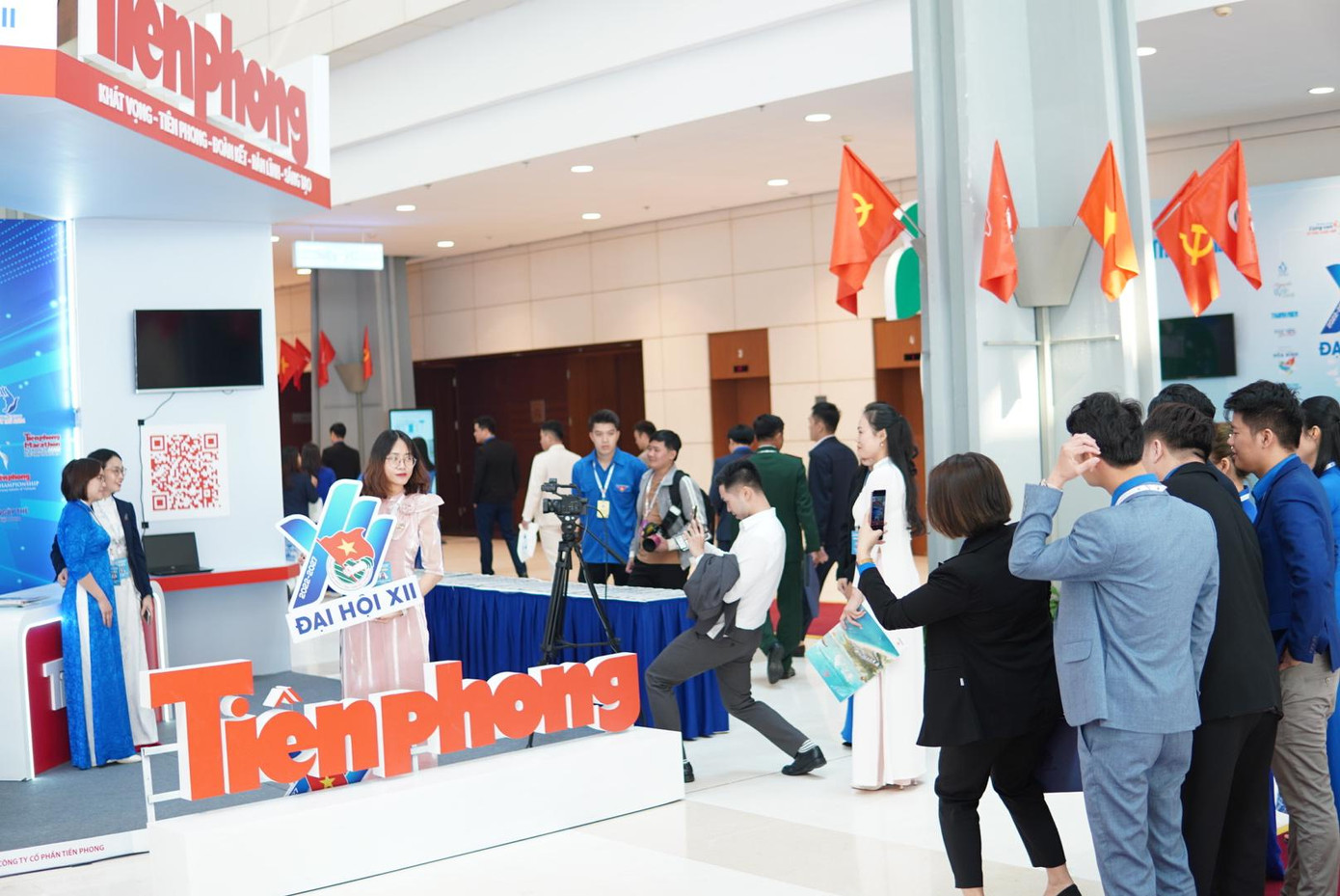 Các đại biểu check in chụp ảnh tại gian trưng bày của Báo Tiền Phong.