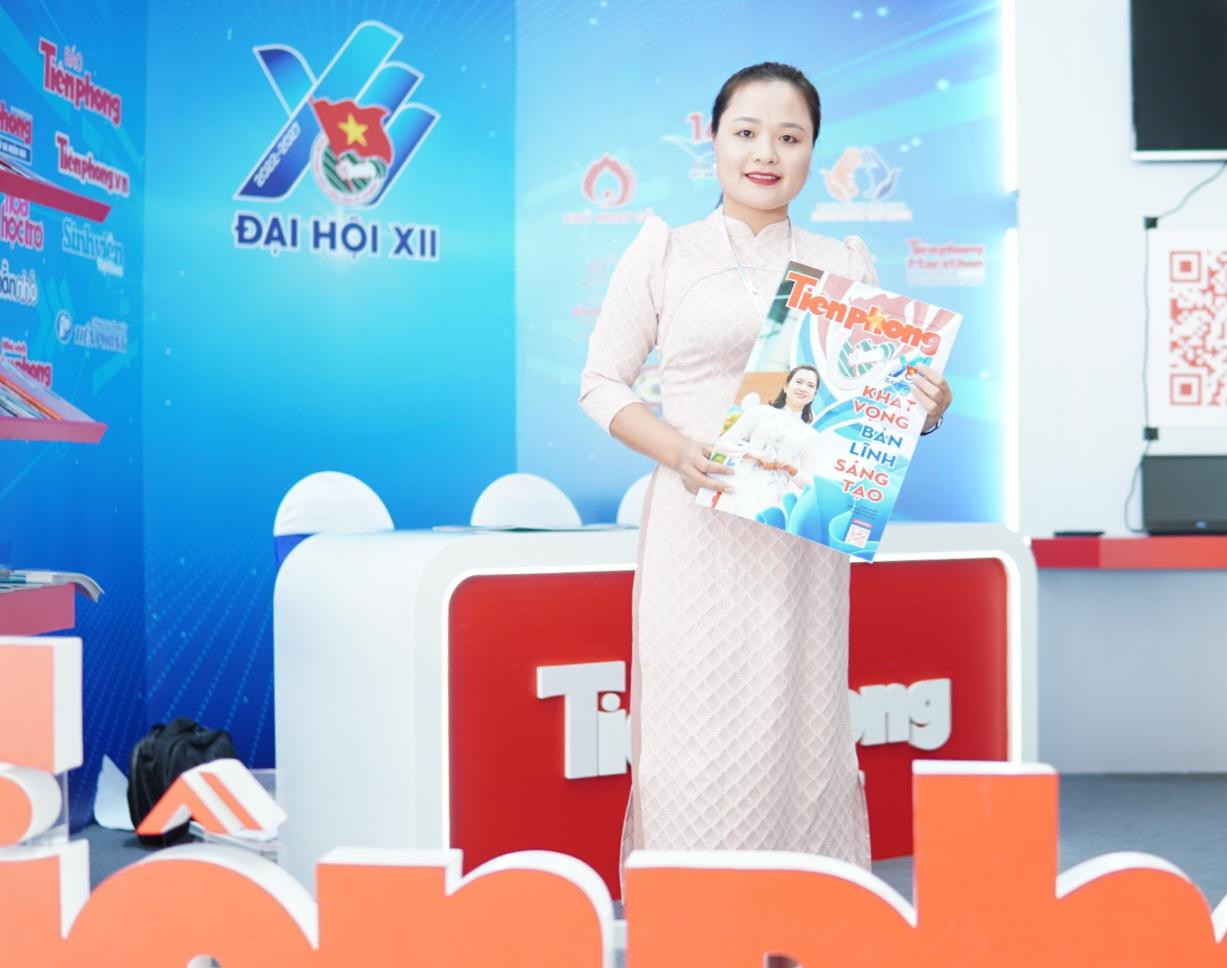 Hình ảnh đẹp của các đại biểu với không gian trường quay thu nhỏ trong gian triển lãm.