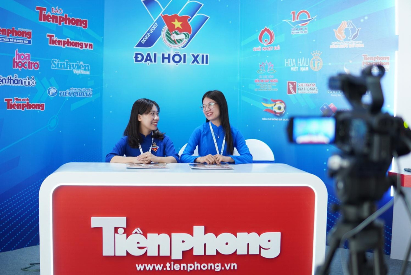 Hai nữ đại biểu thử làm MC trong studio của Báo Tiền Phong.