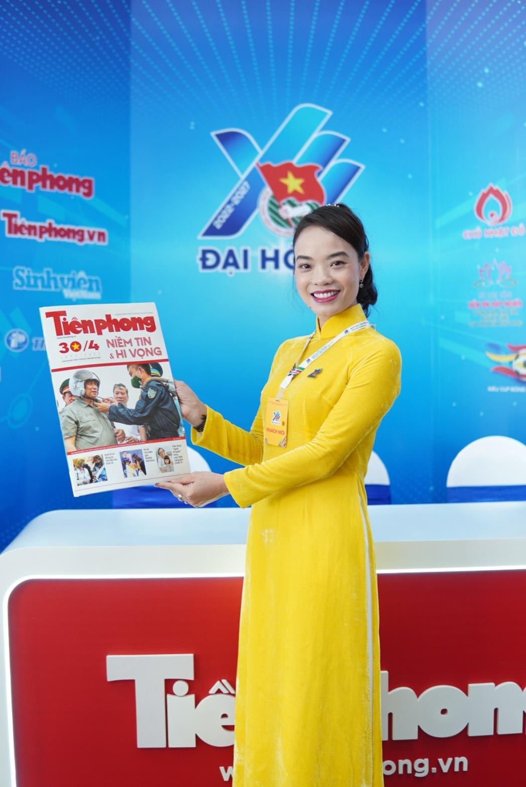 Đại biểu thanh niên rạng rỡ với ấn phẩm báo Tiền Phong trên tay.