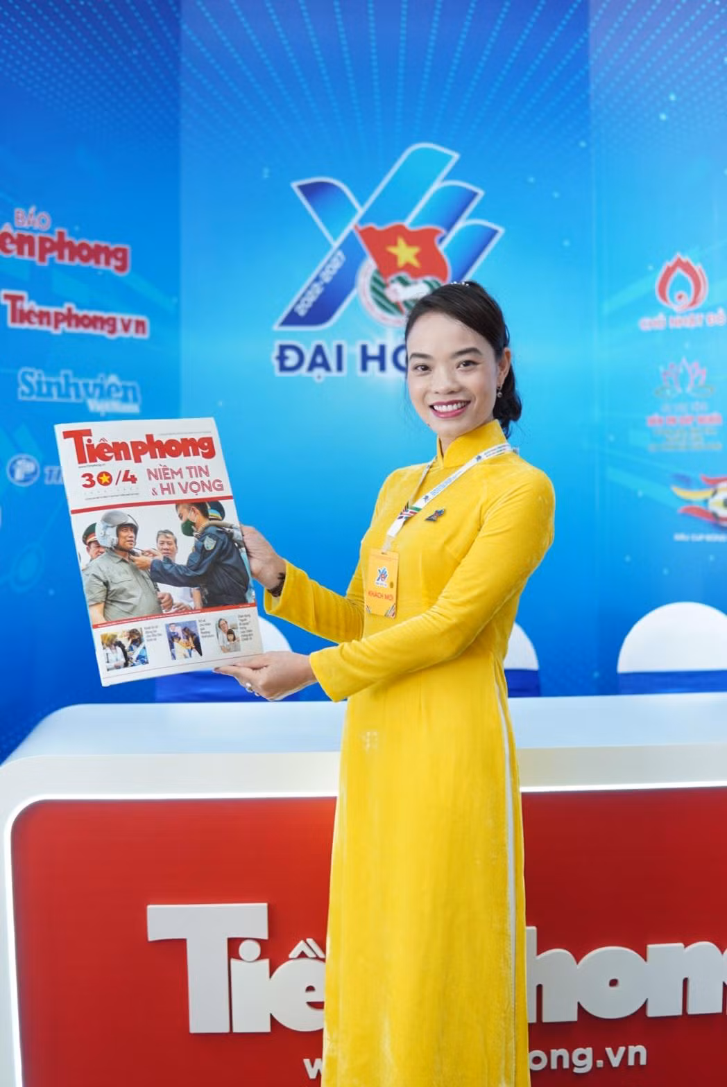 Đại biểu thanh niên rạng rỡ với ấn phẩm báo Tiền Phong trên tay.