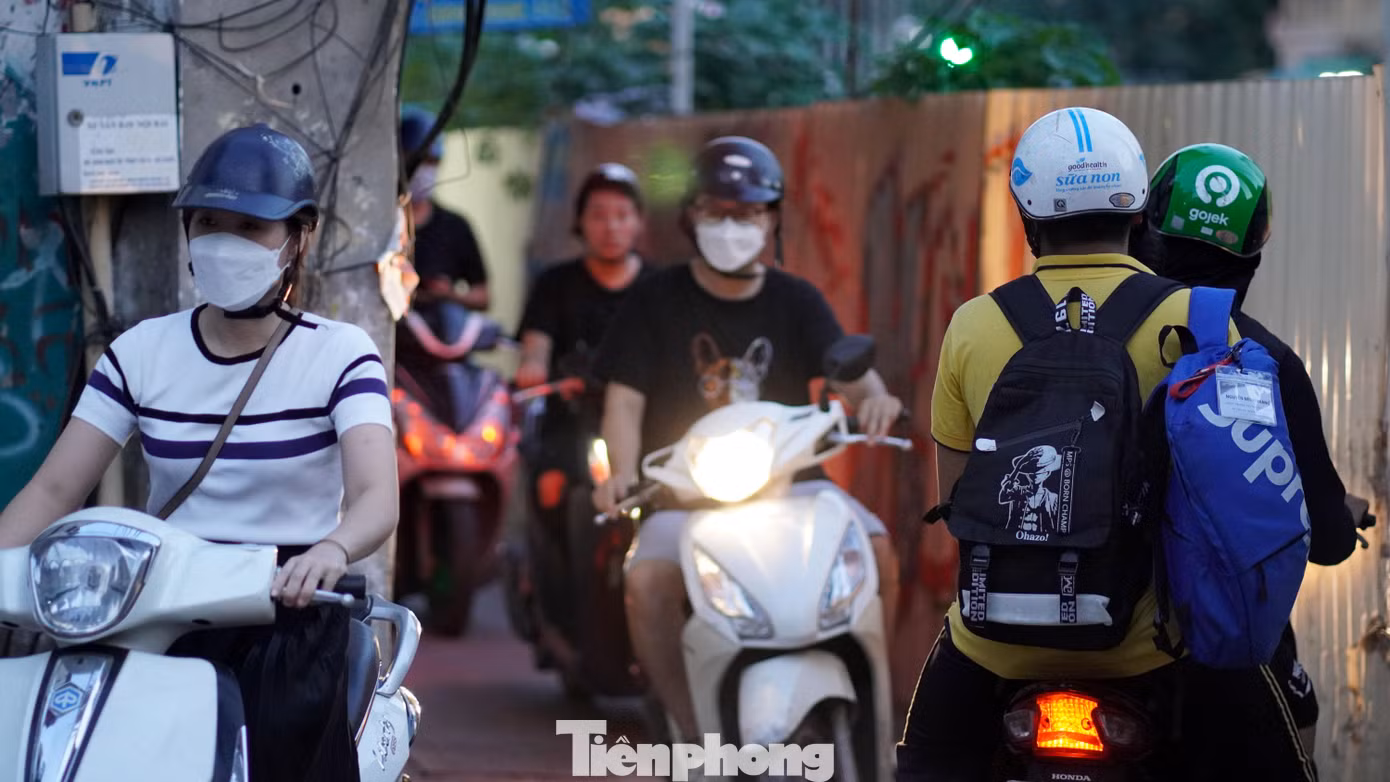 Tan tầm buổi chiều thường xuyên diễn ra cảnh ùn tắc cục bộ tại đây. Các hộ dân trực tiếp chịu ô nhiễm tiếng ồn, khói xe.