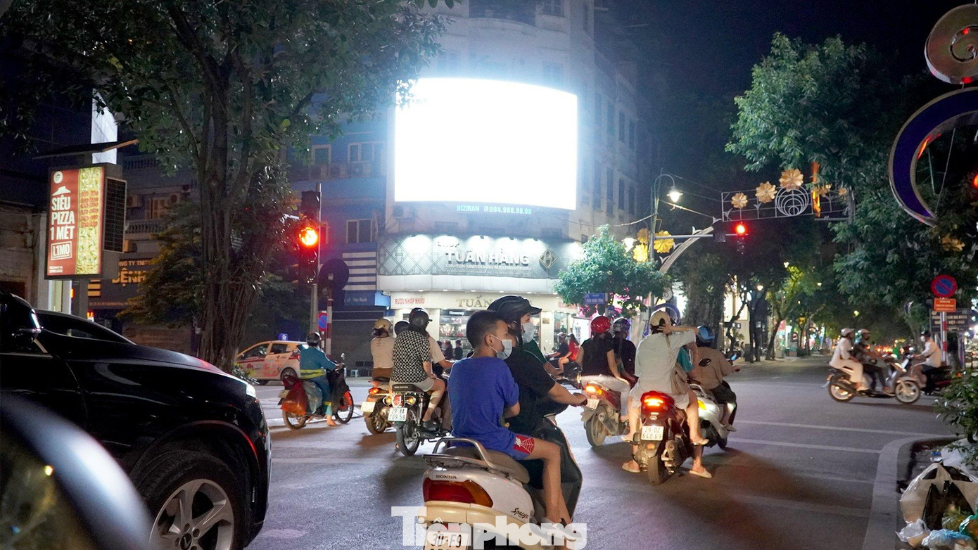 Người tham gia giao thông dễ bị lóa mắt bởi biển led có độ sáng mạnh (ngã tư Bà Triệu - Trần Nhân Tông). Đa phần người dừng đèn đỏ phải quay mặt qua hướng khác, nhẩm đếm giây chờ.