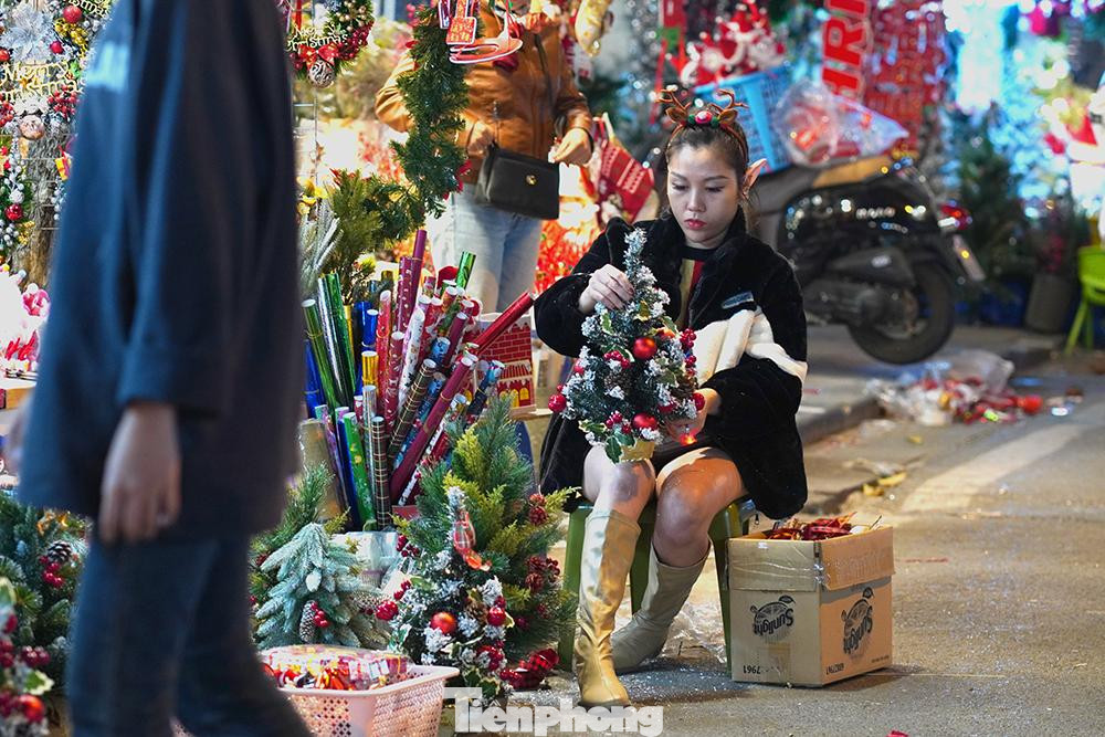 Một chủ cửa hàng bày biện đồ trang trí