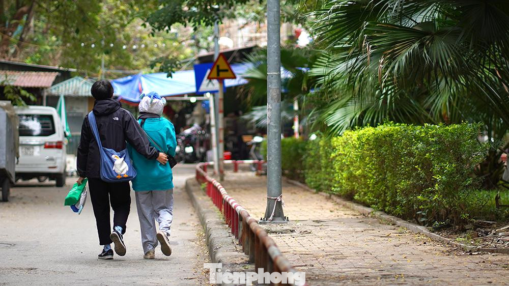 Để tránh khuôn viên 'vườn hoang', người dân sẵn sàng đi bộ dưới lòng đường dù phải vòng xa hơn.
